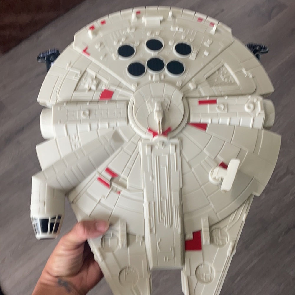 Millennium Falcon popcorn bucket - Picture 3 of 13